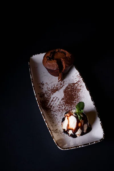 Ein Schokoladenbrownie Mit Vanilleeis Auf Einem Rechteckigen Weißen Teller Auf — Stockfoto