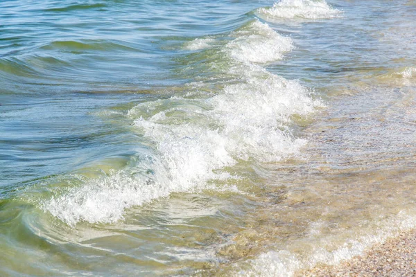 해변을 강타하는 물결의 아름다운 — 스톡 사진