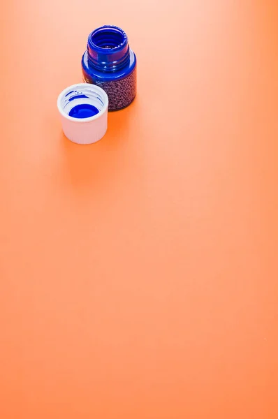 Primo Piano Della Vernice Blu Acrilica Nella Bottiglia Con Coperchio — Foto Stock