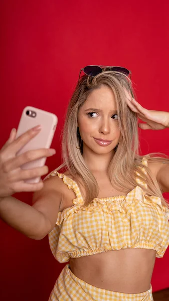 Uma Jovem Mulher Caucasiana Glamourosa Com Top Cultura Amarelo Bonito — Fotografia de Stock