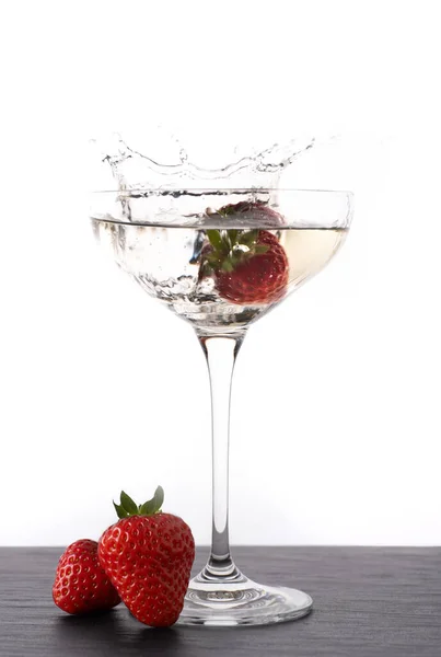倒入香槟酒杯的草莓立柱 能产生水花 — 图库照片