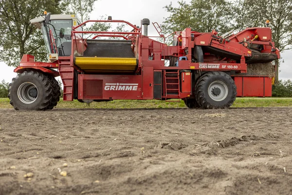 荷兰豪尔赫塞尔 2020年8月30日 农田中的低角度土壤和重型机械马铃薯收割机准备收割庄稼 农业秋季季节概念 — 图库照片