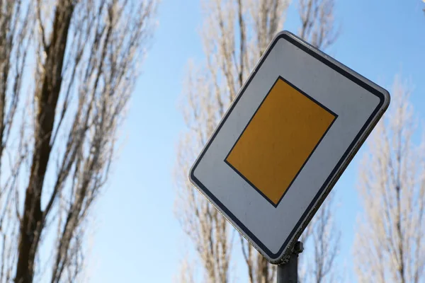 交通標識の低角度ショット — ストック写真