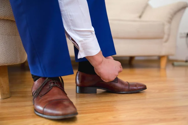 Closeup Shot Man Tying Shoelaces — Stock Photo, Image