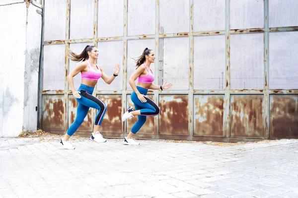 Beyaz Tenli Sporcu Kız Kardeşler Dışarıda Antrenman Yaparken Koşuyorlar — Stok fotoğraf