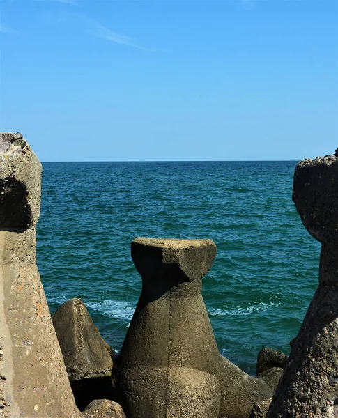 Primer Plano Grandes Piedras Orilla Del Mar Paisaje Marino Fondo — Foto de Stock