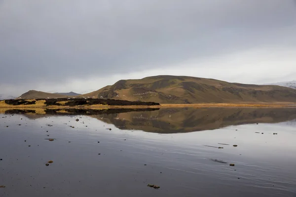 Ein Schöner Blick Auf Einen See Umgeben Von Bergen Island — Stockfoto