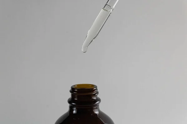 Sebuah Gambar Closeup Dari Botol Dropper Transparan Kosong Dengan Pipet — Stok Foto