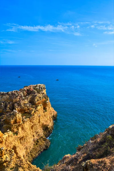 Pionowe Ujęcie Krajobrazu Kamienistą Plażą Mieście Lagos Algarve Portugalia — Zdjęcie stockowe