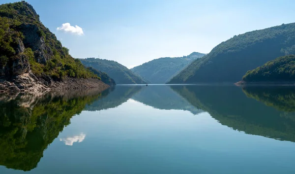 Lac Entouré Par Les Montagnes Couvertes Verdure Dans Parc — Photo