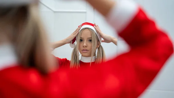 Una Joven Hembra Pelo Rubio Posando Disfraz Santa Claus Arreglando — Foto de Stock