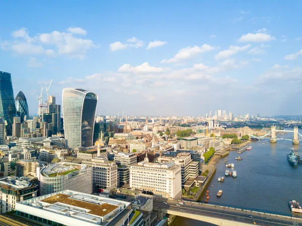ロンドン市内のテムズ シャード アンド タワー橋の空中写真 — ストック写真