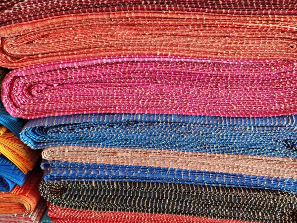 Zbliżenie Ujęcia Kolorowych Składanych Kawałków Tkanin Wystawę Rynku — Zdjęcie stockowe