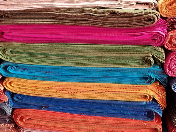 Zbliżenie Ujęcia Kolorowych Składanych Kawałków Tkanin Wystawę Rynku — Zdjęcie stockowe