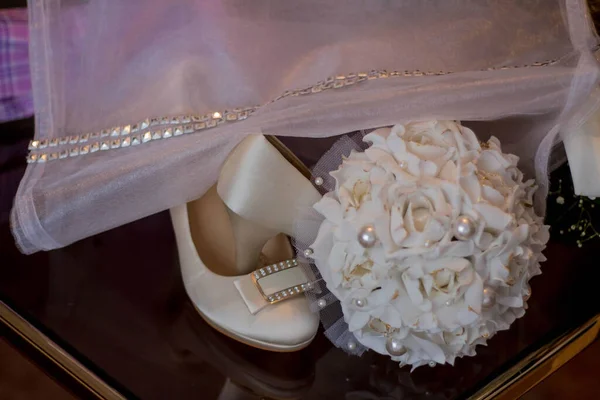 Closeup Shot Bride Shoes Bouquet — Foto de Stock