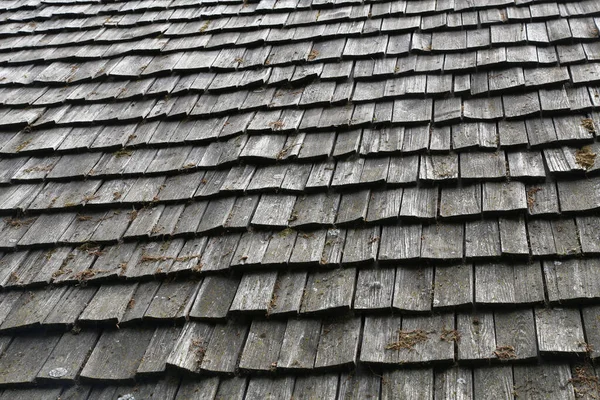 Eine Nahaufnahme Eines Traditionellen Hölzernen Dachziegels Eines Alten Hauses — Stockfoto