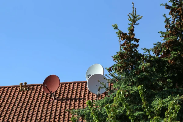 Спутниковые Антенны Крыше Дома — стоковое фото