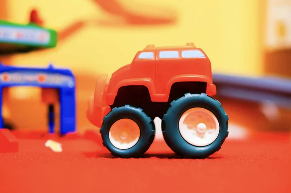 Zbliżenie Ujęcie Plastikowego Czerwonego Zabawkowego Samochodu Czerwonym Dywanie — Zdjęcie stockowe