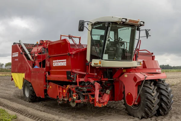 オランダ ホーゲ ヒール 2020年8月30日 バックグラウンドで農場で作物を集める準備ができている農地のジャガイモ収穫機の正面図 — ストック写真