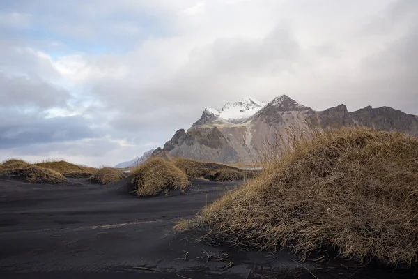Uma Vista Hipnotizante Montanha Vestrahorn Capa Stokksnes Islândia — Fotografia de Stock