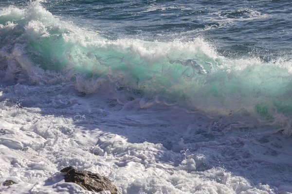 Uma Bela Paisagem Ondas Marinhas Loucas Salpicando Varazze Itália — Fotografia de Stock