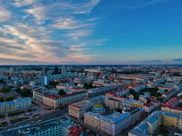 Bir Akşam Güzel Bir Şehir Manzarasının Hava Görüntüsü — Stok fotoğraf