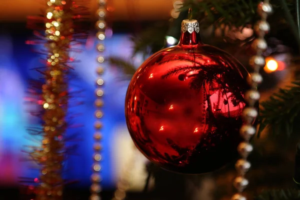 Een Close Shot Van Een Rode Bal Kerstboom — Stockfoto