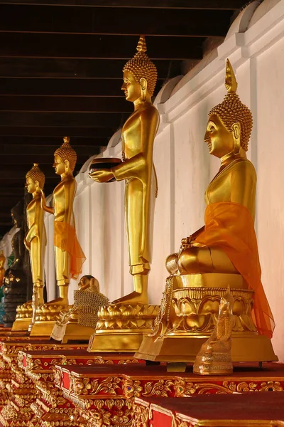 タイの寺院にいくつかの仏像 — ストック写真