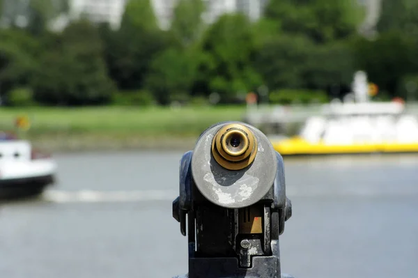 Primer Plano Enfoque Telescopio Con Vistas Paisaje Fluvial —  Fotos de Stock