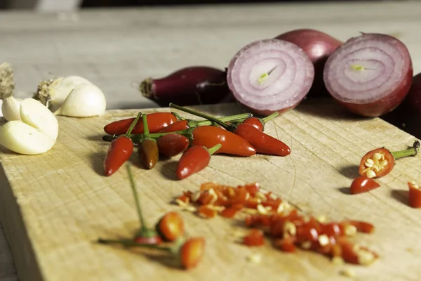 Närbild Skuren Chilipeppar Skärbräda — Stockfoto