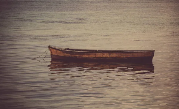 Ein Verlassenes Boot Einem Ruhigen See Auf Mauritius — Stockfoto