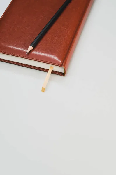 Μια Κάθετη Λήψη Ενός Μολυβιού Ένα Σημειωματάριο Παστέλ Γκρι Φόντο — Φωτογραφία Αρχείου