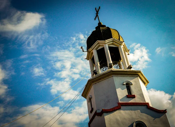 晴れた日に古い教会の鐘楼の低角度ショット — ストック写真