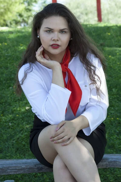 Sarışın Kırmızı Rujlu Eşarplı Beyaz Bir Kadının Dikey Görüntüsü — Stok fotoğraf