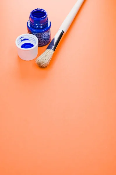 Gros Plan Peinture Bleue Acrylique Dans Flacon Avec Pinceau Sur — Photo