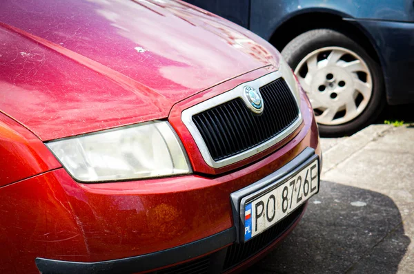 Poznan Pologne Avril 2015 Fermeture Une Voiture Skoda Rouge Stationnée — Photo