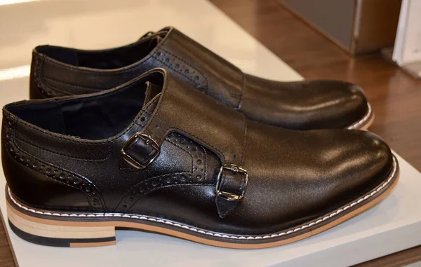 Primer Plano Par Zapatos Monje Negro Estante Una Tienda — Foto de Stock