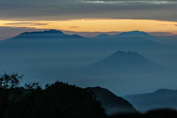 日出日落时印度尼西亚布罗莫火山 — 图库照片