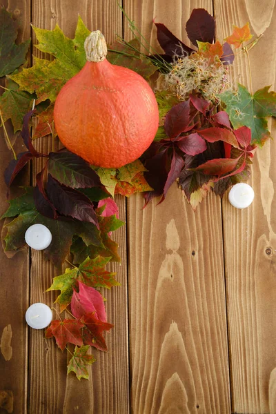 Eine Vertikale Aufnahme Eines Halloween Kürbisses Herbstblätter Und Kerzen — Stockfoto
