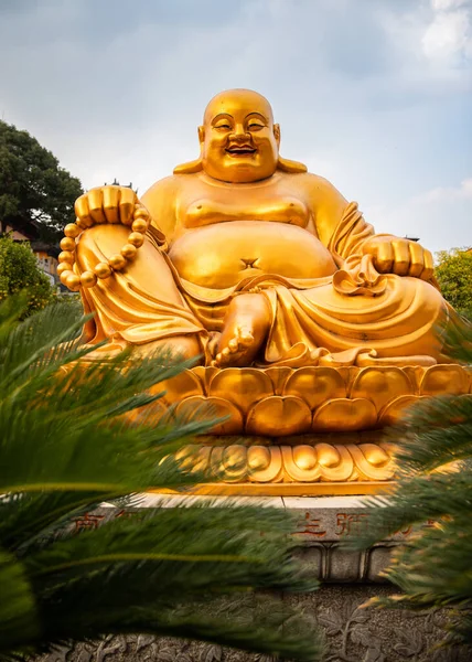 Eine Große Goldskulptur Eines Lachenden Buddhas Tempel China — Stockfoto