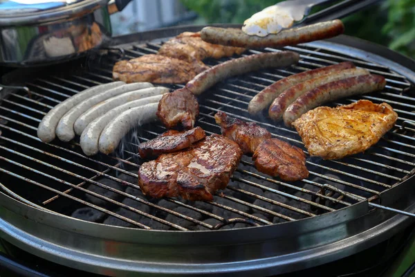 Ocak 1970 Sosislerin Bbq Kızarırken Yakın Plan Çekimi — Stok fotoğraf