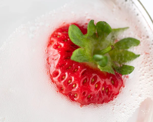 特写红色的成熟草莓在寒冷的酒精饮料中的特写 — 图库照片
