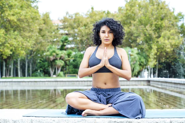 Una Foto Una Mujer Haciendo Yoga Parque —  Fotos de Stock