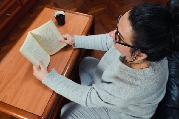 Μια Μεσήλικη Λευκή Γυναίκα Γυαλιά Διαβάζει Ένα Βιβλίο Καφέ Στο — Φωτογραφία Αρχείου