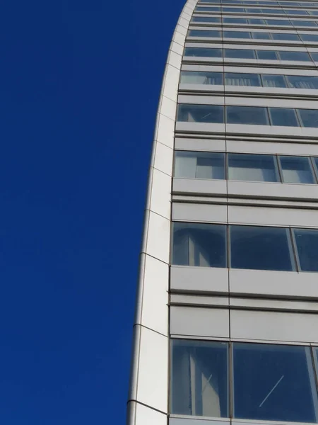 Ένα Κάθετο Πλάνο Ενός Σύγχρονου Κτιρίου Ενάντια Έναν Γαλάζιο Ουρανό — Φωτογραφία Αρχείου