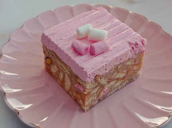 Eine Mosaik Torte Mit Rosa Sahne Obenauf Einer Rosa Untertasse — Stockfoto