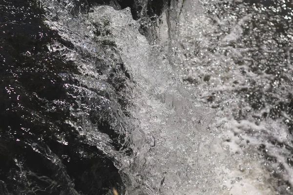 滝と水しぶきの黒と白のショット 背景に最適です — ストック写真