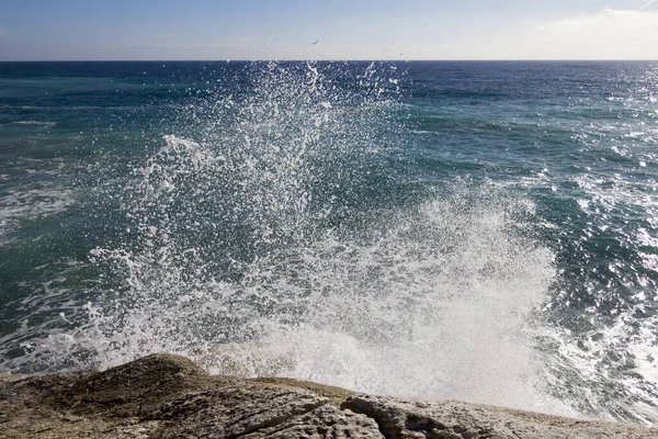 Ein Atemberaubender Blick Auf Plätschernde Meereswellen Sonnenlicht Varazze Italien — Stockfoto