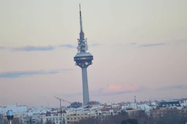 Ein Weiter Blick Auf Einen Telekommunikationsturm Der Stadt Morgengrauen — Stockfoto