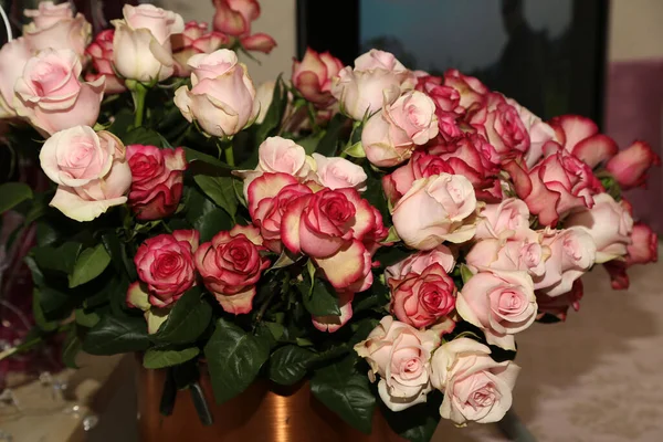 Bouquet Beautiful Roses Vase Table — Stock Photo, Image